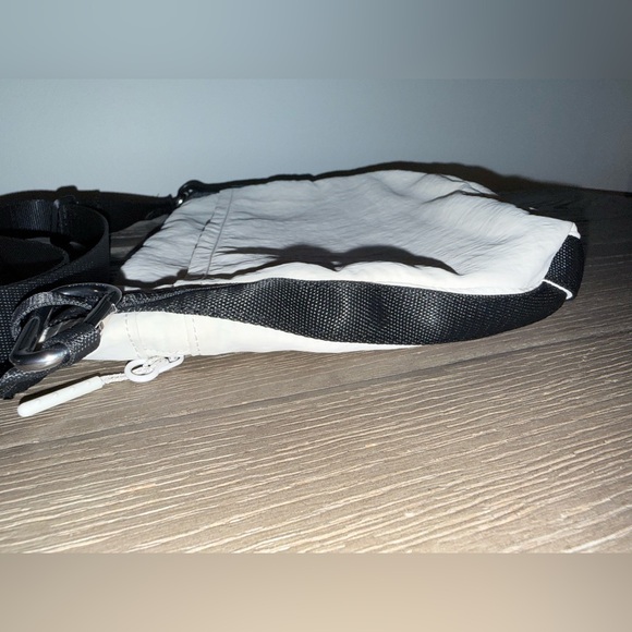 Lululemon clean lines crossbody purse - Picture 3 of 16
